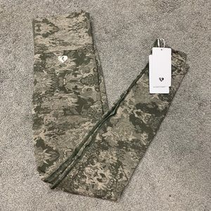NWT Women’s Best Camo Seamless Leggings size small